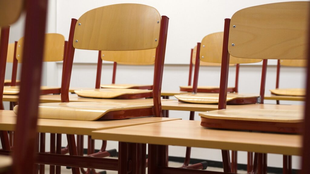 classroom, chairs, tables-824120.jpg